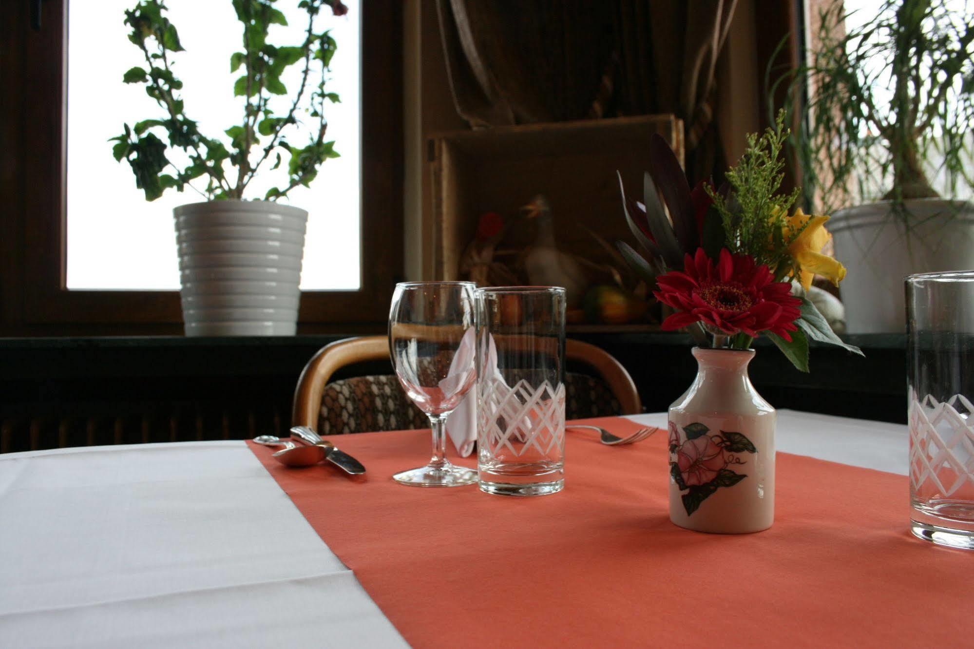 Hotel Restaurant Braas Esch-sur-Sûre Kültér fotó